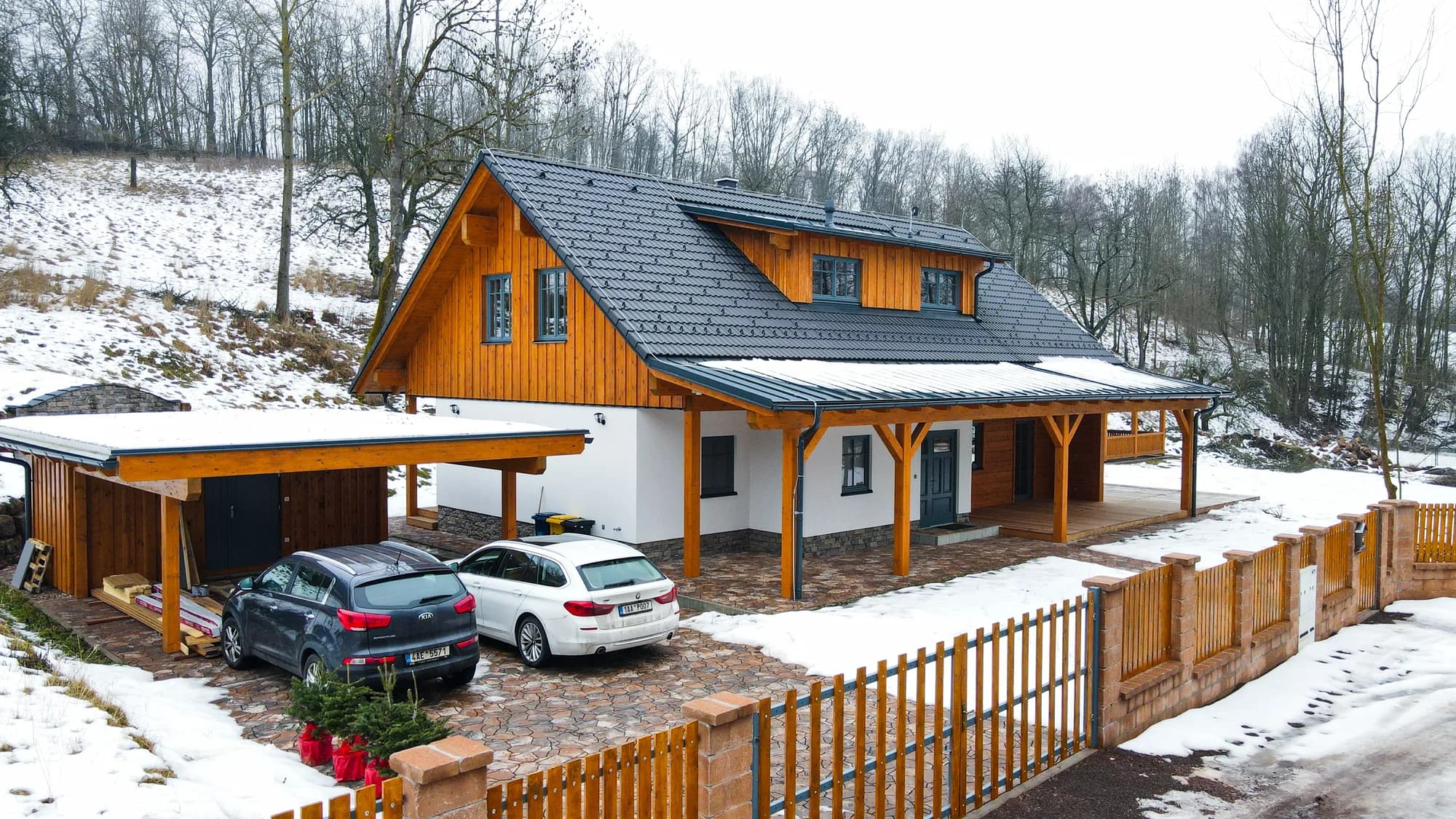 Roubenka shora, s dřevěnou terasou podél celé jižní strany